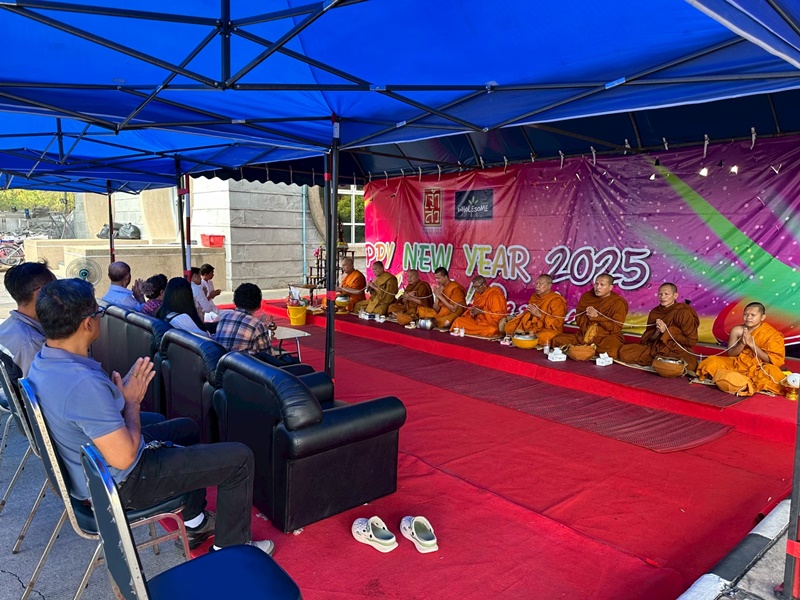 เจ้าสัว-โฮลซัม จัดกิจกรรมทำบุญตักบาตร เนื่องในวันขึ้นปีใหม่ไทย 2568