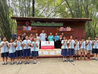เจ้าสัว - โฮลซัม มอบผลิตภัณฑ์บริษัทฯ ให้แก่เด็กนักเรียน โรงเรียนอ่างห้วยยาง